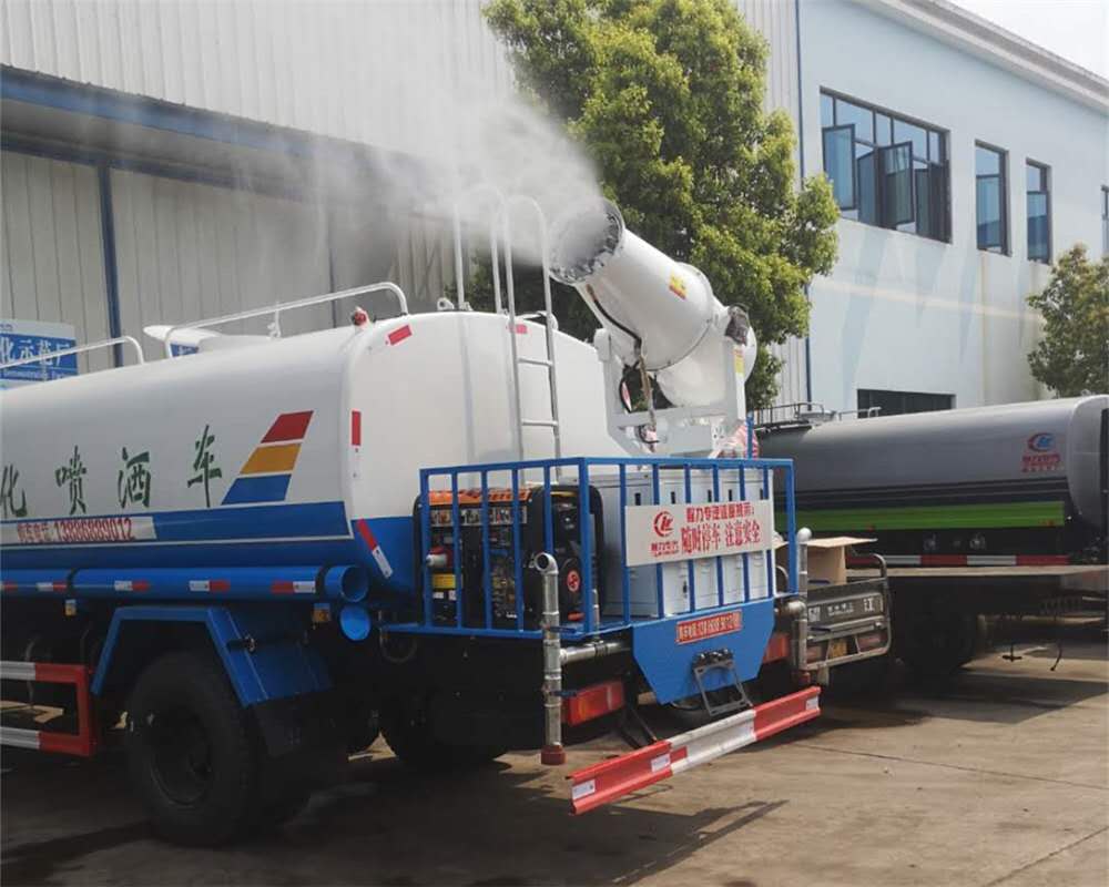 霧炮灑水車(chē)噴出的水霧